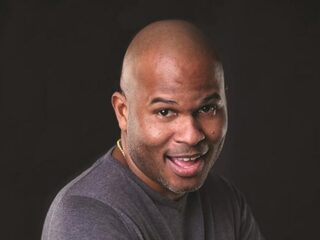 Roué Verveer over zijn Surinaamse show Tjar A Lobi: ''Het is één groot feest van herkenning.''