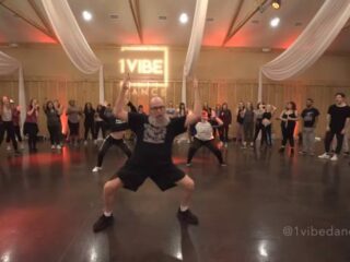 Oudere man doet keiharde choreo op Post Malones 'Wow'