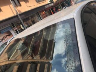 Dronken Nederlandse jongens gooien tafel van vier hoog naar beneden op auto in Mallorca