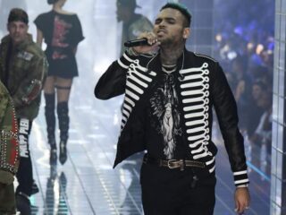 Chris Brown organiseert rommelmarkt in eigen tuin