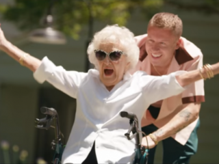 VIDEO: Macklemore viert oma's 100ste verjaardag op legendarische manier