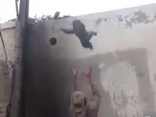 VIDEO: Vader moedigt kind aan om van muur te springen