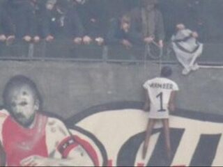 FOTO: Stadionverbod voor Ajacied die Kenneth Vermeer pop ophing