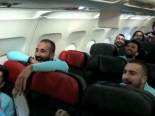 Turkish Airlines verrast spelers Turks elftal met vliegtuigmaaltijden bereid door hun moeders