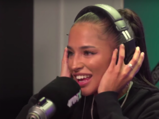 Yade Lauren zingt 'DomDoen' tijdens de Autotune Challenge