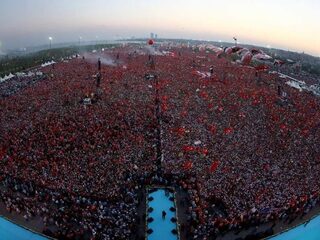 Miljoenen Turken de straat op voor democratie en verbroedering