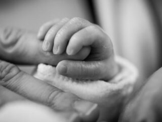 Vrouw bevalt van andermans baby's na fout van ivf-kliniek