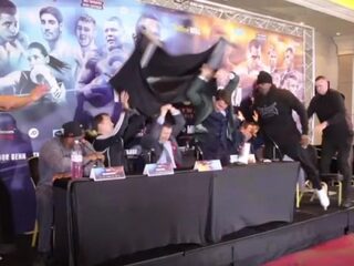 VIDEO: Profbokser Chisora gooit tafel naar tegenstander