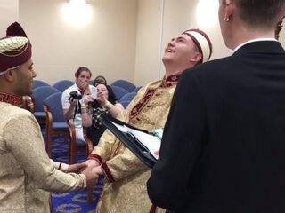 Eerste islamitische homokoppel stapt in huwelijksbootje