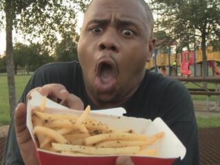 Vrouw steekt haar vriend met mes vanwege patat