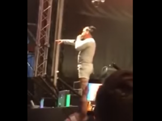 Kraantje Pappie zet vechtersbazen voor schut tijdens optreden