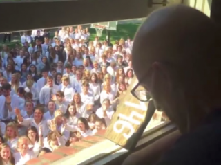 Doodzieke leraar voor zijn huis toegezongen door 400 leerlingen