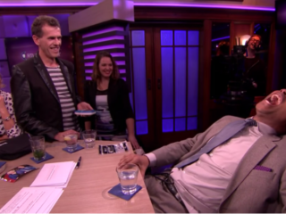 Humberto doet menstruatie challenge