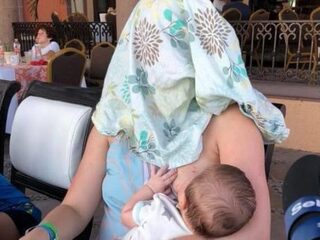 Vrouw geeft borstvoeding, wordt gevraagd zichzelf te bedekken en gaat viraal