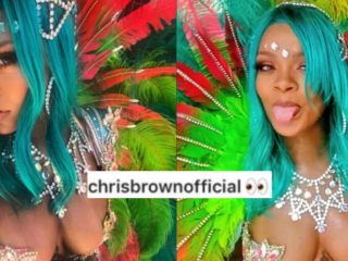 Rihanna straalt in kleurrijke outfit op Crop Over Festival in Barbados