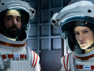 Netflix deelt trailer van scifi-serie 'Away' van 'Batman'-regisseur Matt Reeves