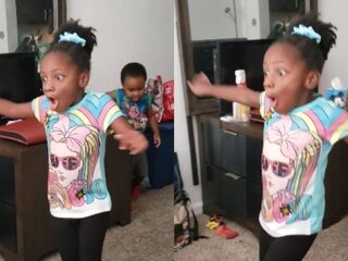 Meisje loopt voor het eerst zelfstandig en haar reactie is onbetaalbaar