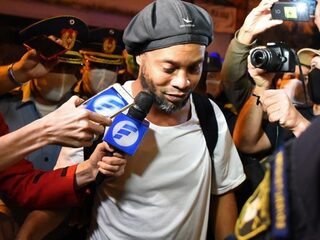 Ronaldinho betaalt 1,6 miljoen dollar en verlaat gevangenis na een maand