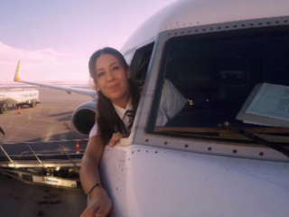 Piloot Eser deelt droomleven met jaloersmakende foto's op Instagram