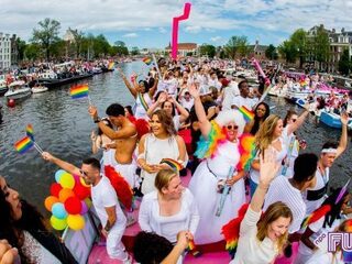 FOTO'S: Regenboogvlaggetjes, zon en dansende mensen: zo zag de FunX-boot eruit