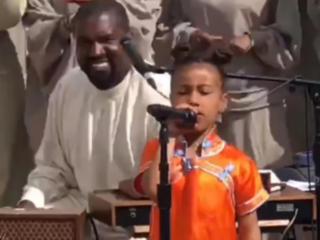 North West 'leadzangeres' tijdens nieuwe Sunday Service