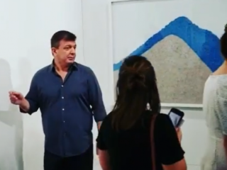 Bezoeker kunstbeurs eet bananenkunstwerk van 150.000 dollar