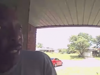 VIDEO: Slang bijt man in gezicht die aanbelt bij beste vriend