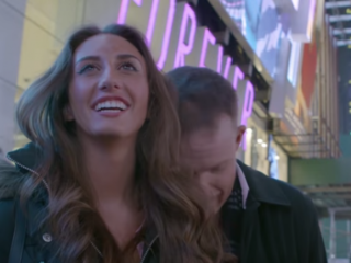 VIDEO: Model reist gratis de wereld rond door rijke dates