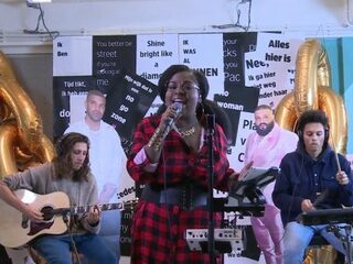 Dixte 1000 live optreden: Sarah-Jane covert 'Nobody Like You' van Amartey en SBMG