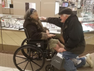 Opa (85) vraagt zijn 82-jarige vrouw opnieuw ten huwelijk