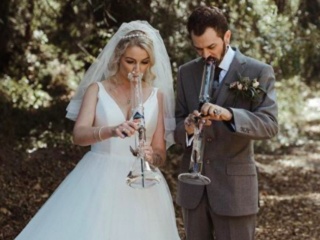 Koppel rookt enorme marihuana bong tijdens huwelijksceremonie