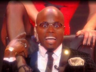 Jandino kan zijn geluk niet op als hij een lapdance krijgt van Chantal Janzen