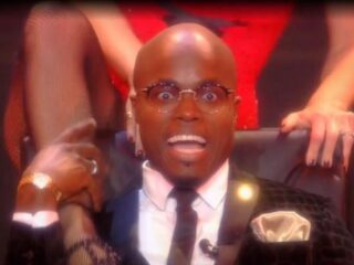 Jandino kan zijn geluk niet op als hij een lapdance krijgt van Chantal Janzen