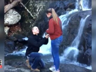 VIDEO: Oeps! Huwelijksaanzoek valt in het water