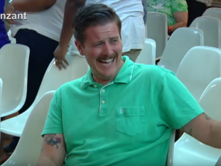 'Green Shirt Guy' gaat viral na uitlachen Trump-aanhangers