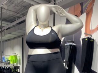 Veel enthousiaste reacties op plussize paspoppen in Nike-winkel