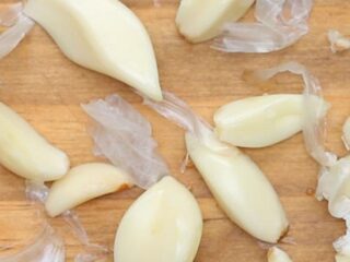 Hoe pel jij knoflook?