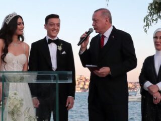 Özil en kersverse echtgenote betalen operaties van duizend kinderen