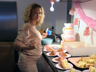 Topmodel Rose Bertram schuurt erop los op eigen babyshower