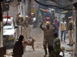 Enorme brand in kartonfabriek New Delhi: 43 doden