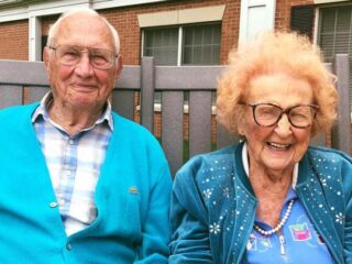 Weduwen van 100 en 102 jaar trouwen met elkaar: "We zijn verliefd geworden"