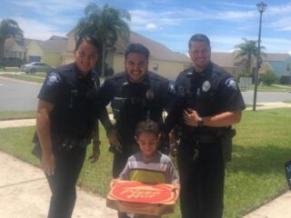 Jongetje belt 911 voor pizza en krijgt het bezorgd door politie