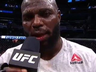 Rozenstruik slaat Overeem knock-out tijdens bloederig UFC-duel