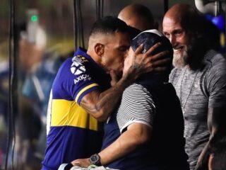 Carlos Tévez kust Maradona en wordt landskampioen met Boca Juniors