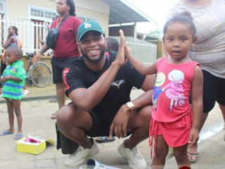 Angelo King over zijn uitdeelactie in Suriname: "Ik moest altijd delen met mijn neven en nichtjes"