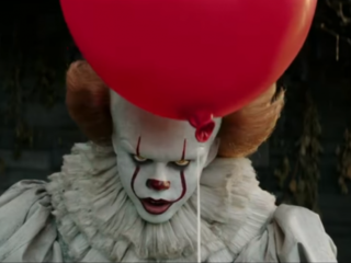 Clown Pennywise jaagt iedereen stuipen op het lijf in tweede trailer 'It'