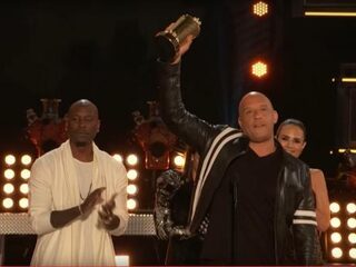 VIDEO: Geëmotioneerde Vin Diesel eert Paul Walker tijdens ontvangst MTV Generation Award