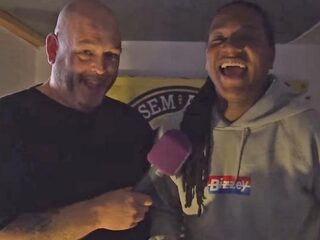 Jonna Fraser krijgt XChart-plakkaat overhandigd voor 'Do or Die'