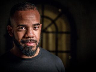 Politieagent Dwight presenteert programma 'Ook hier' over racisme in Nederland