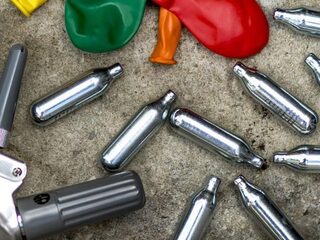 Alles wat je over lachgas moet weten (FunX Radiospecial)